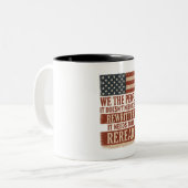 We the People Reread Flag Quote ツートーンマグカップ (正面左)