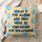 Weapon Alien Abduction Throw Pillow クッション (ブランケット)