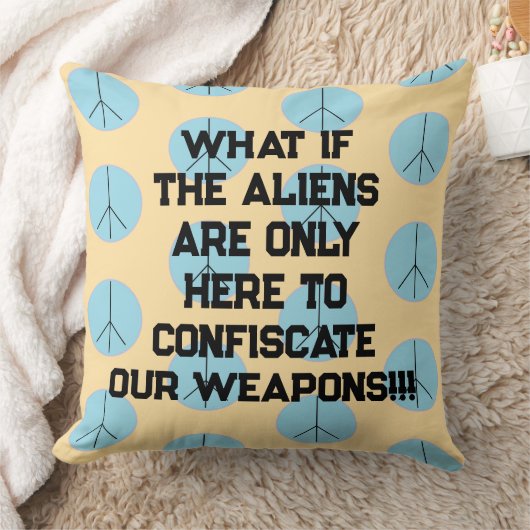 Weapon Alien Abduction Throw Pillow クッション (ブランケット)