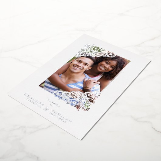 Wedding Real Silver Effect Fancy Overlay Floral 箔招待状 (回転した状態)