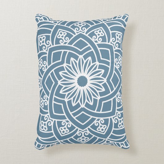 Wedgewoodの青および白い花の曼荼羅 アクセントクッション (正面(垂直))