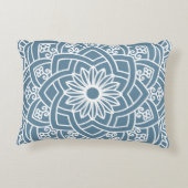 Wedgewoodの青および白い花の曼荼羅 アクセントクッション (裏面)