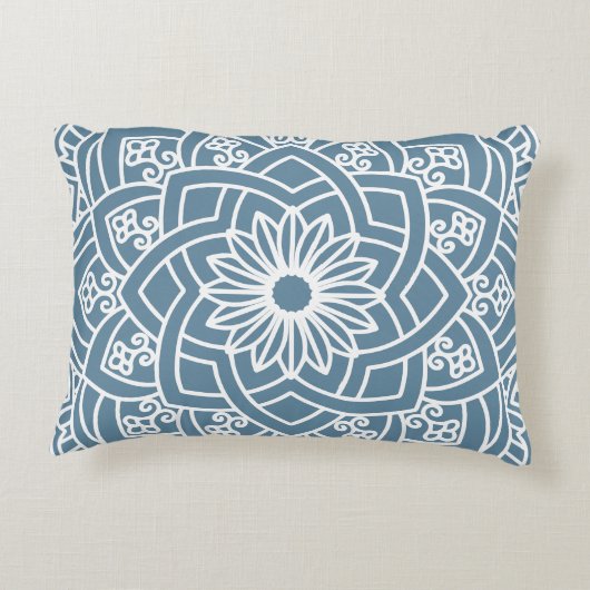 Wedgewoodの青および白い花の曼荼羅 アクセントクッション (裏面)