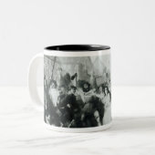 Wednesburyのジョン・ウェスレーの殺到 ツートーンマグカップ (正面左)