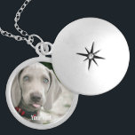 Weimaranerパーソナライズされた犬の写真と犬の名前 ロケットネックレス<br><div class="desc">Weimaraner Dog Photo and パーソナライズされた Weimaraner Dog Nameデザインには、アップロードされたWeimaraner（または任意の写真）の写真が掲載されている犬の名前や自分の文字を追加 – 私たちは"犬の名前"、犬の誕生日または通過の日が大好き。単クリックにカスタマイズ文字を追加するにはパーソナライズされた、フォントと色を変更し、独自の特別な写真を追加する。Weimaraner lovers，子供，両親，祖父母 – 誰もがZazzleのColorfulGalShopによって設計された優れた犬の形見に感謝する。下のロクリックゴと他のWeimaranerや犬のアイテムを参照してください。</div>