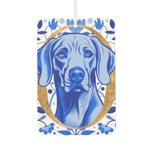Weimaraner peering thru the letter "O" in Gold カーエアーフレッシュナー (正面)