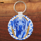 Weimaraner peering thru the letter "O" in Gold キーホルダー (正面)