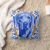 Weimaraner peering thru the letter "O" in Gold クッション (ブランケット)