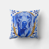 Weimaraner peering thru the letter "O" in Gold クッション (裏面)