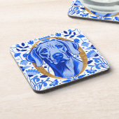 Weimaraner peering thru the letter "O" in Gold コースター (左側)