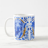 Weimaraner peering thru the letter "O" in Gold コーヒーマグカップ (左)