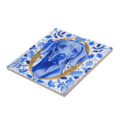 Weimaraner peering thru the letter "O" in Gold タイル (側面)