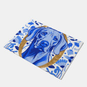 Weimaraner peering thru the letter "O" in Gold ドアマット (アングル)