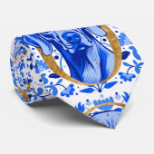 Weimaraner peering thru the letter "O" in Gold ネクタイ (ロール)