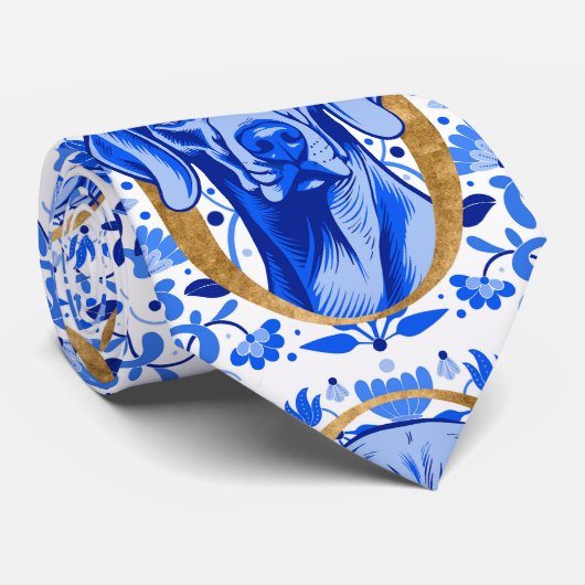 Weimaraner peering thru the letter "O" in Gold ネクタイ (ロール)