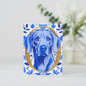 Weimaraner peering thru the letter "O" in Gold ポストカード (スタンド正面)