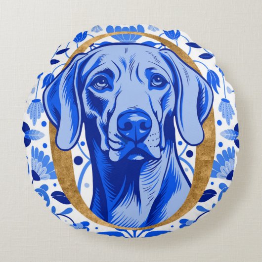 Weimaraner peering thru the letter "O" in Gold ラウンドクッション (正面)