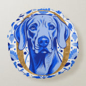 Weimaraner peering thru the letter "O" in Gold ラウンドクッション (裏面)