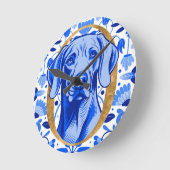 Weimaraner peering thru the letter "O" in Gold ラウンド壁時計 (傾斜)