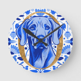 Weimaraner peering thru the letter "O" in Gold ラウンド壁時計