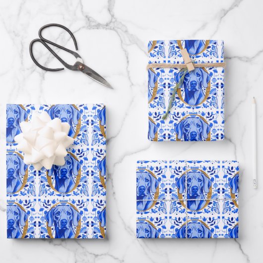 Weimaraner peering thru the letter "O" in Gold ラッピングペーパーシート (正面)