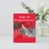 Weisheiten&Humor Hygge ..! Katze schläft auf rot ポストカード (スタンド正面)