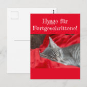 Weisheiten&Humor Hygge ..! Katze schläft auf rot ポストカード (正面/裏面)