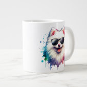 Weißer kleiner Spitz Hund mit Sonnenbrille ジャンボコーヒーマグカップ (正面右)