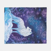 Weißer Wolf unter magischem Sternenhimmel フリースブランケット (正面(横))