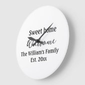 Welcome sweet home 家族名 年 Est. テキスト  ラージ壁時計 (傾斜)