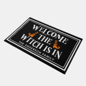"Welcome, The Witch Is In" Funny Halloween ドアマット (アングル)