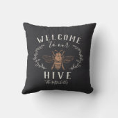 Welcome to Our Hive パーソナライズされた クッション (裏面)