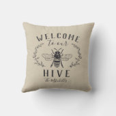 Welcome to Our Hive パーソナライズされた クッション (裏面)