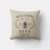 Welcome to Our Hive パーソナライズされた クッション (正面)