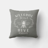 Welcome to Our Hive パーソナライズされた クッション (裏面)