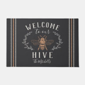 Welcome to Our Hive パーソナライズされた ドアマット (正面)