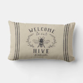 Welcome to Our Hive パーソナライズされた ランバークッション (裏面)