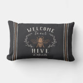 Welcome to Our Hive パーソナライズされた ランバークッション (正面)