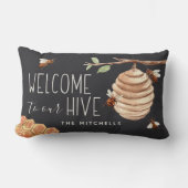Welcome to Our Hive パーソナライズされた ランバークッション (正面)