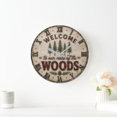 Welcome to Our Neck of the Woods Woodland Cabin ラージ壁時計 (ホーム)