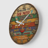 Welcome to Our Patio Backyard BBQ Farmhouse Decor ラージ壁時計 (傾斜)