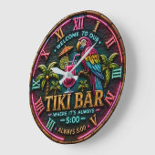 Welcome to Our Tiki Bar Neon Tropical Parrot ラージ壁時計 (傾斜)