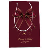 We're Engaged Elegant Burgundy Gold Bow Luxury ミディアムペーパーバッグ (正面)