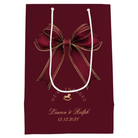 We're Engaged Elegant Burgundy Gold Bow Luxury ミディアムペーパーバッグ (裏面)