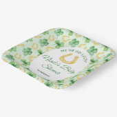 We're So Lucky Horseshoe St Patrick's Baby Shower ペーパープレート (傾斜あり)