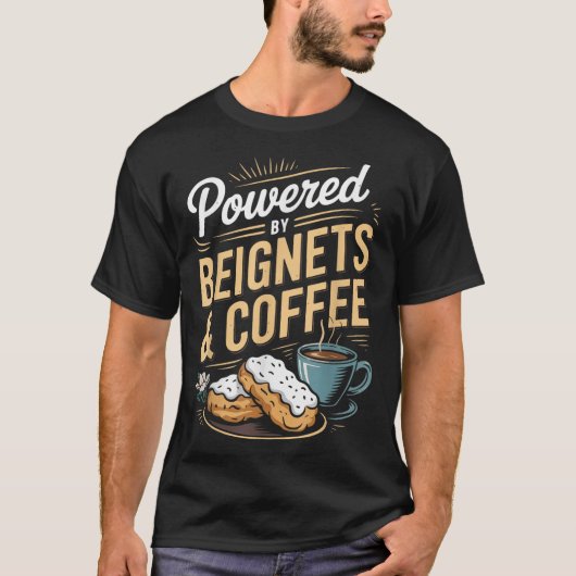 Wered By Beignets And Coffee Funny New Orleans Quo Tシャツ (正面)
