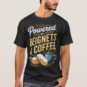 Wered By Beignets And Coffee Funny New Orleans Quo Tシャツ (正面)