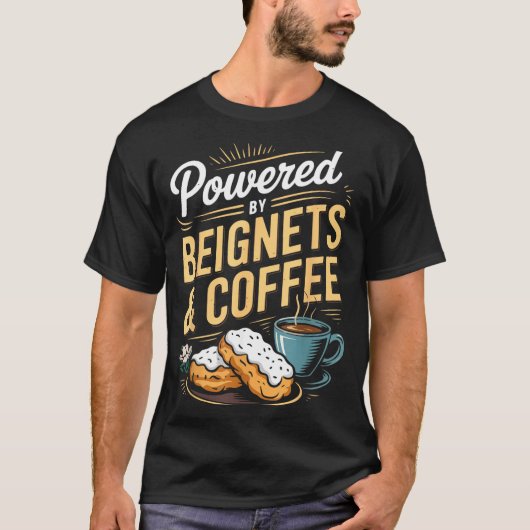 Wered By Beignets And Coffee Funny New Orleans Quo Tシャツ (正面)