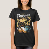 Wered By Beignets And Coffee Funny New Orleans Quo Tシャツ (正面)