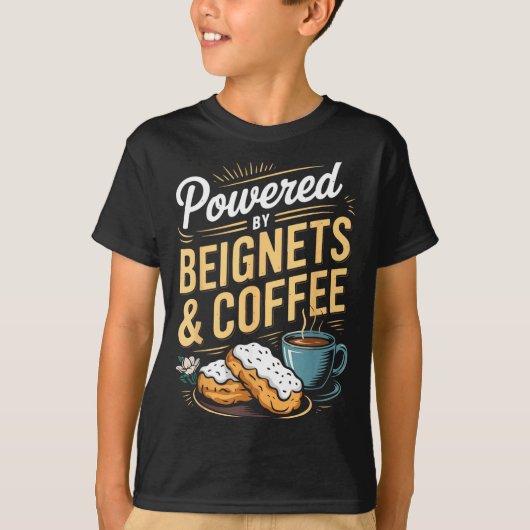 Wered By Beignets And Coffee Funny New Orleans Quo Tシャツ (正面)